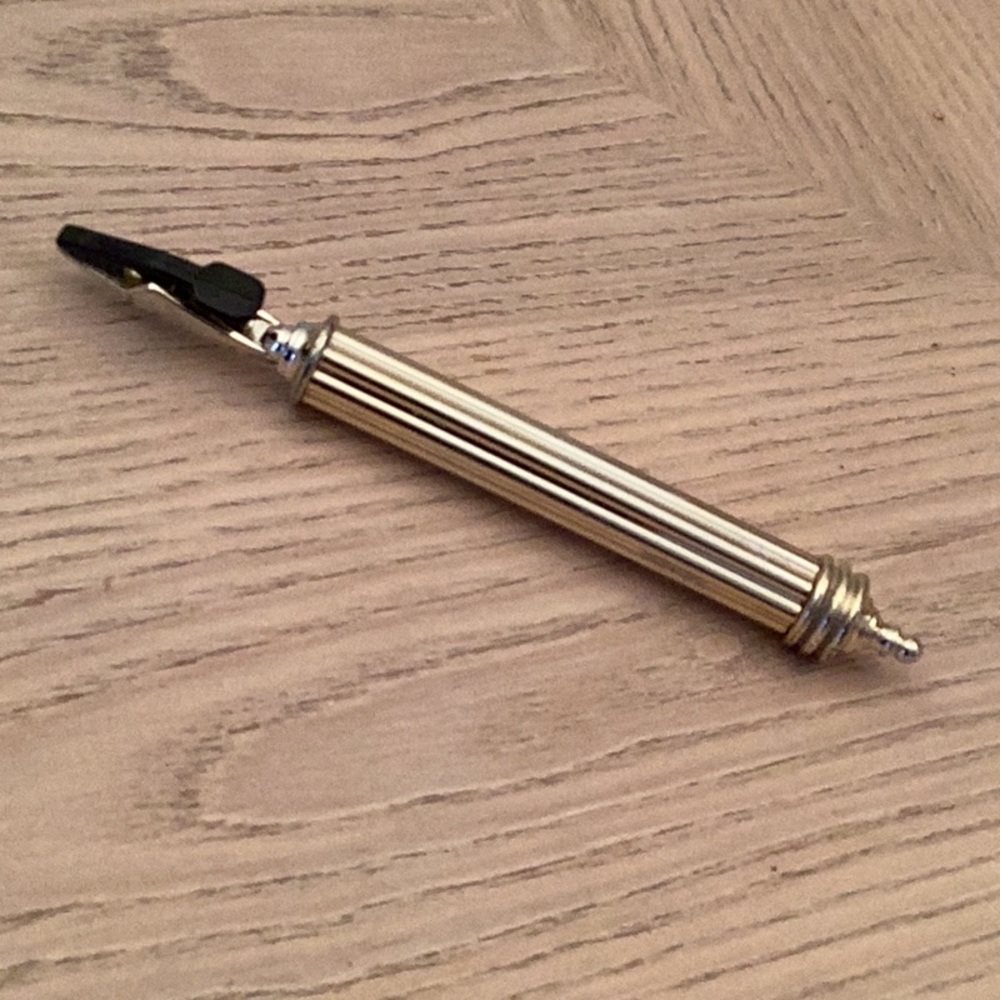 Single fastener to hook jewelry when alone, or zipper pull.